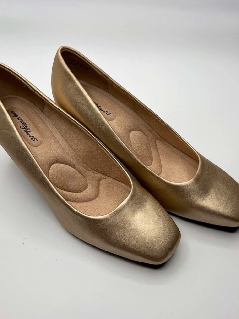 Easy Street Aimee 5 Gold Heels Size: US 10, UK 8.
